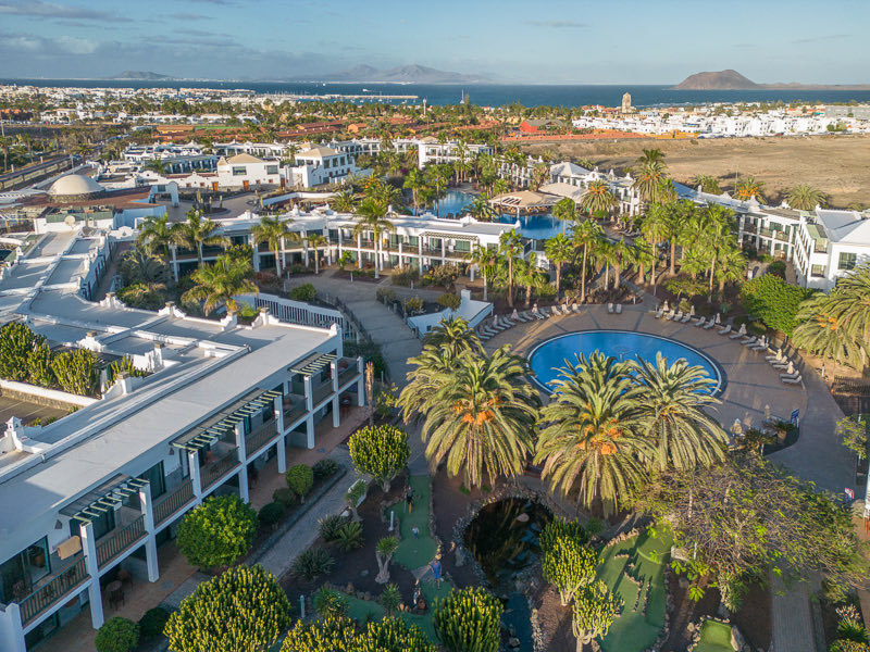 Vista aérea de Las Marismas de Corralejo con la Isla de Lobos al fondo