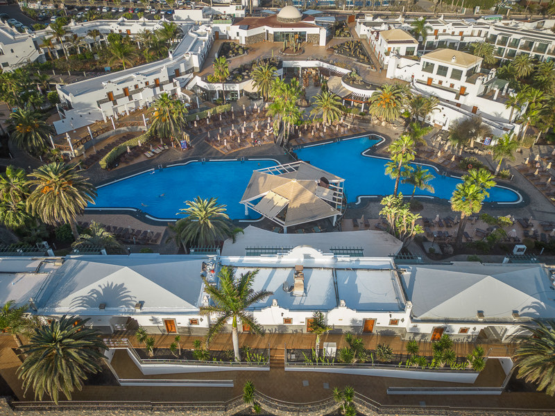 Piscinas principales con pool bar